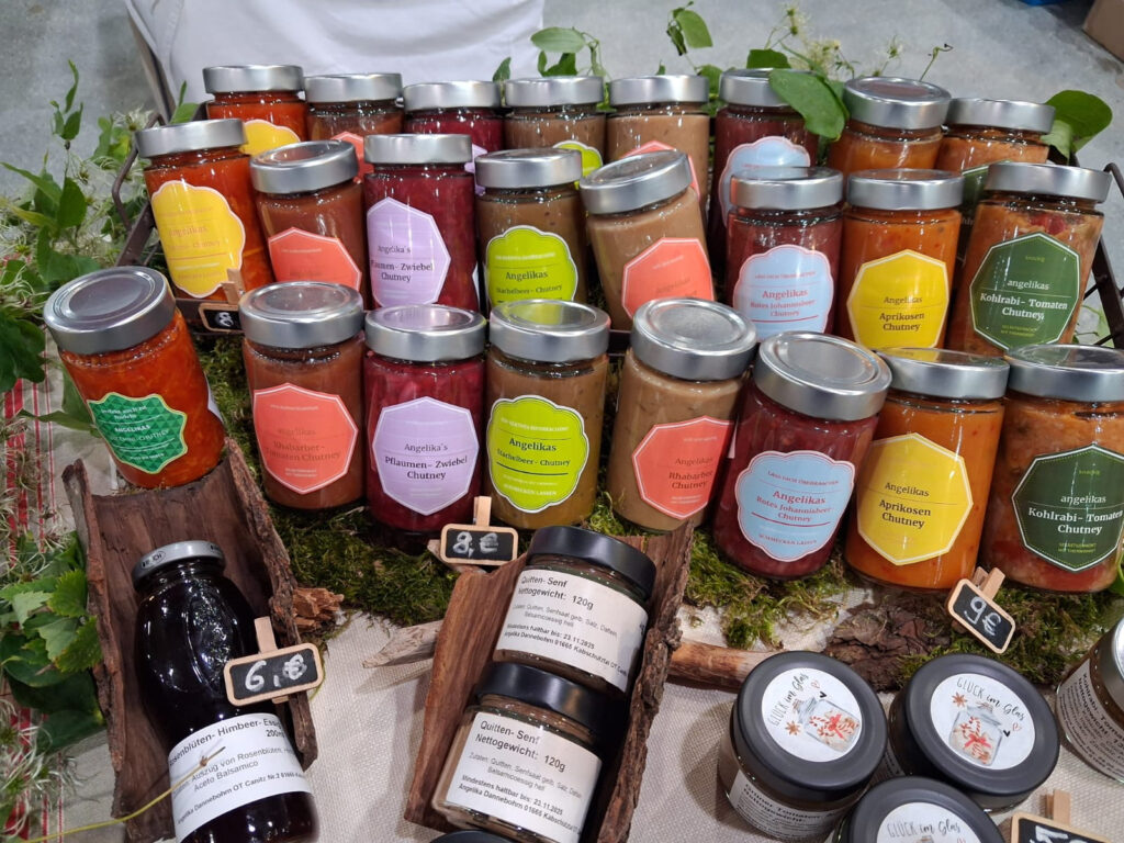 Sortiment handgemachter Chutneys aus Pflaume, Stachelbeere und Johannisbeere sowie hausgemachter Quitten-Senf.