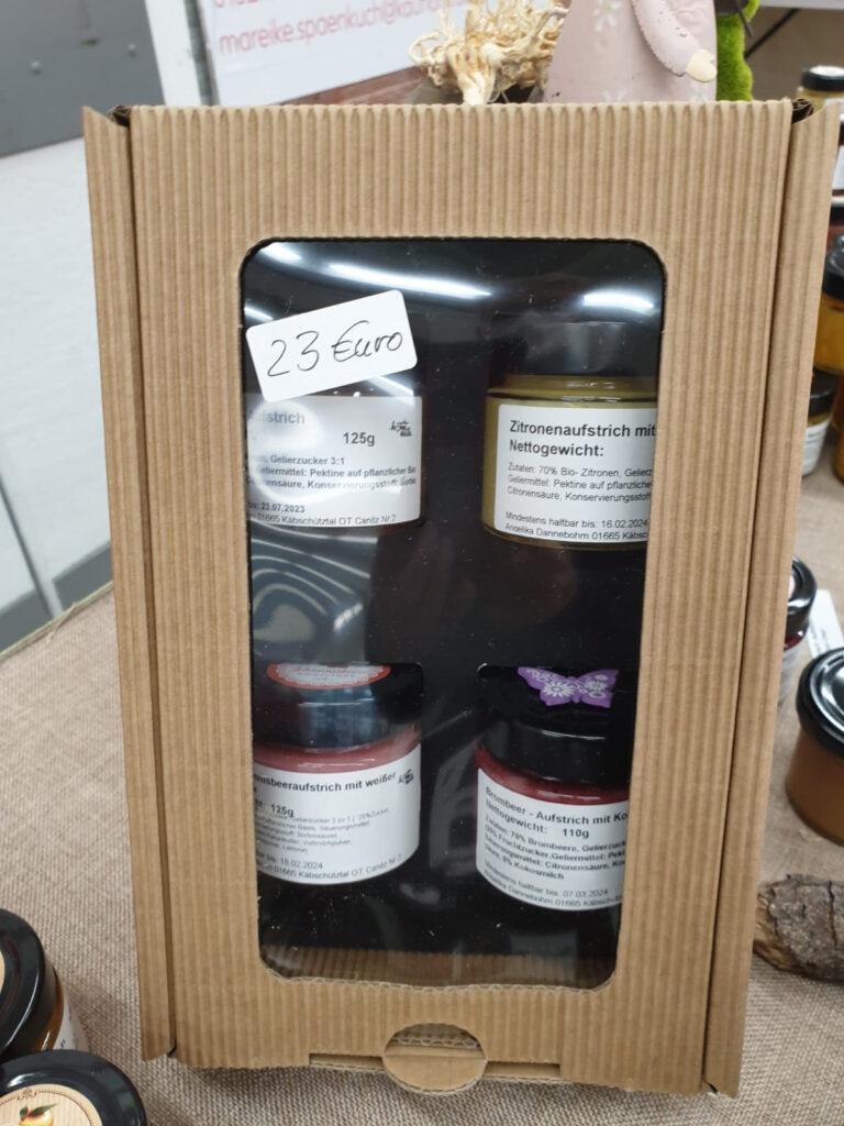 Geschenk-Set für das perfekte Frühstück mit fruchtigen Aufstrichen wie Zitrone und Brombeere in dekorativer Verpackung.