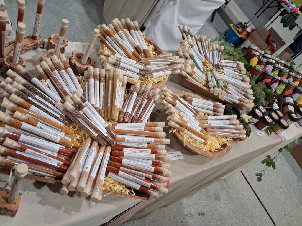 Handgefertigte Gewürzmischungen und Kräutersalze in Reagenzgläsern – kreative Geschenkidee mit Paprika, Knoblauch und Kräutern.