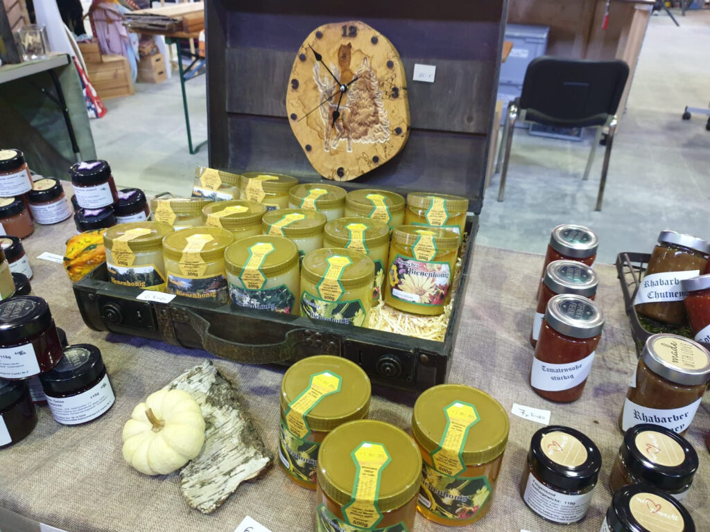 Verschiedene Sorten naturbelassener deutscher Bienenhonig aus regionaler Imkerei – Goldgelbe Honigvielfalt im Glas.