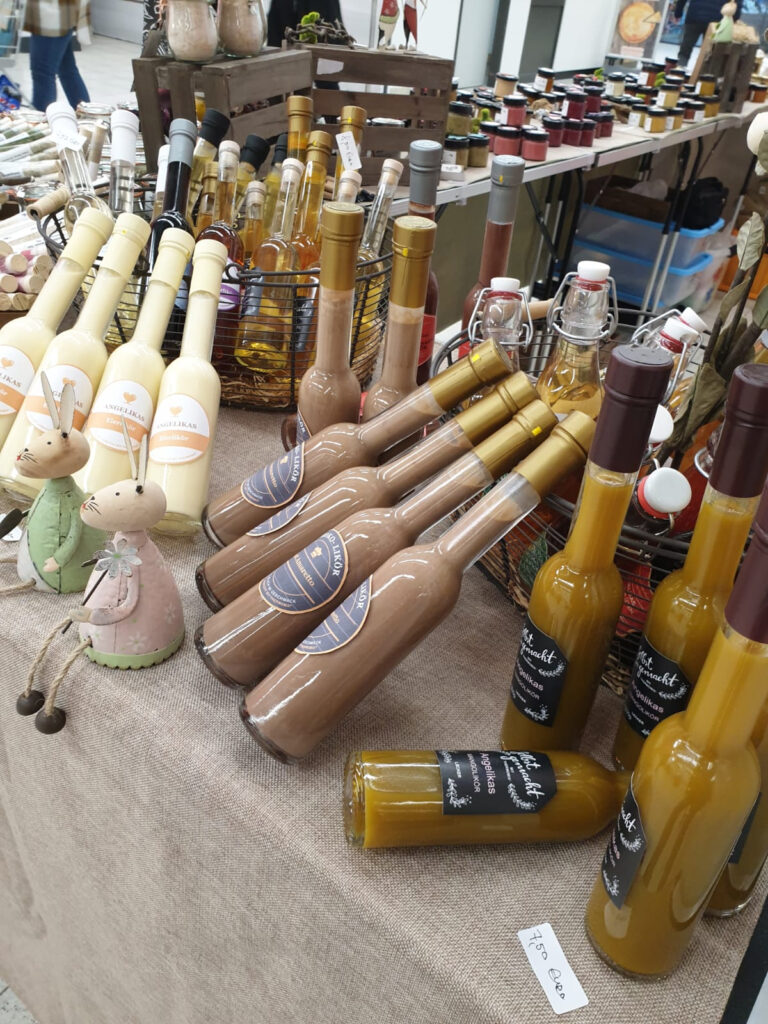 Hausgemachte Liköre von angelikas homemade: Exotischer Mangolikör, klassischer Eierlikör und feiner Schokolade-Amaretto-Likör.